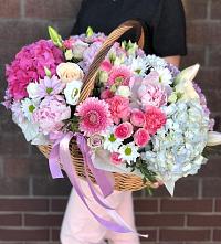 Цветочная композиция из Розы, Хризантемы, Пионы и Лизиантусы в корзине #REPLACE_PRED# Виноградном