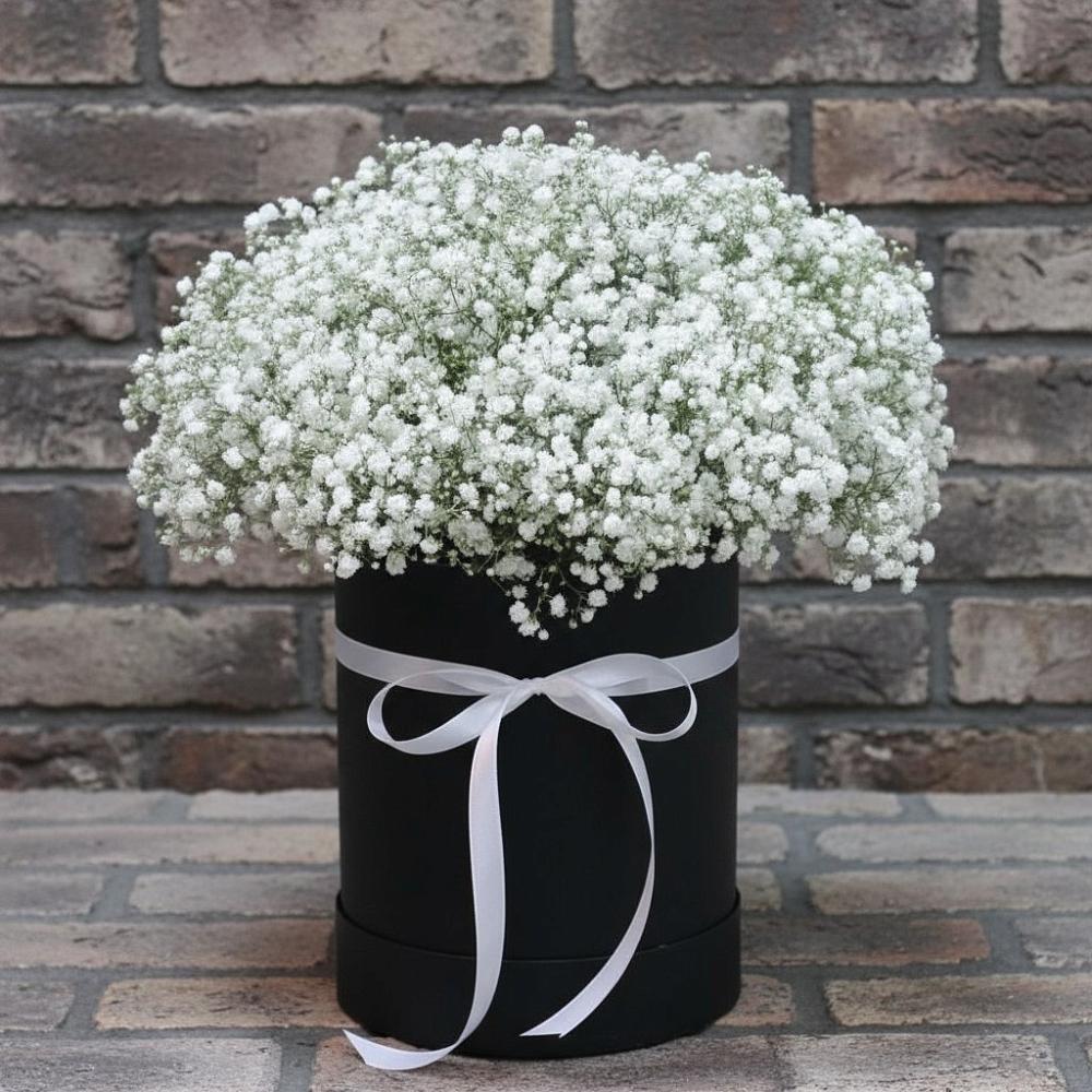 Цветочная композиция из Гипсофила в шляпной коробке в Виноградном