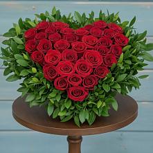 Цветочная композиция из Розы в виде сердца #REPLACE_PRED# Виноградном