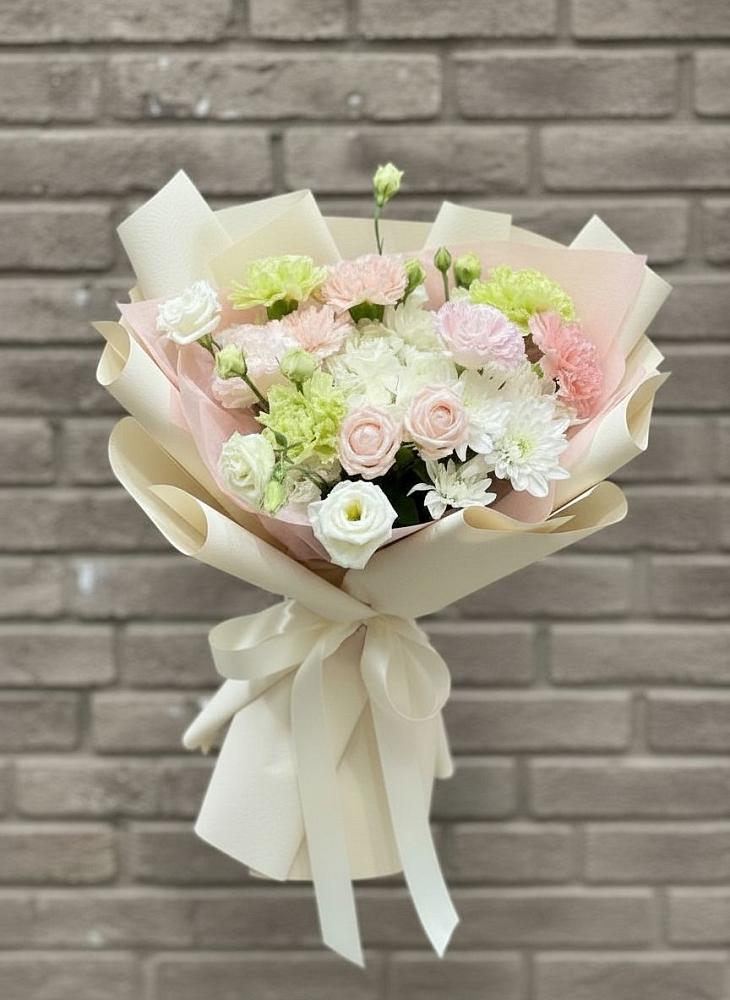 Букет цветов из: Гвоздики, Розы, Лизиантусы и Хризантемы в Виноградном