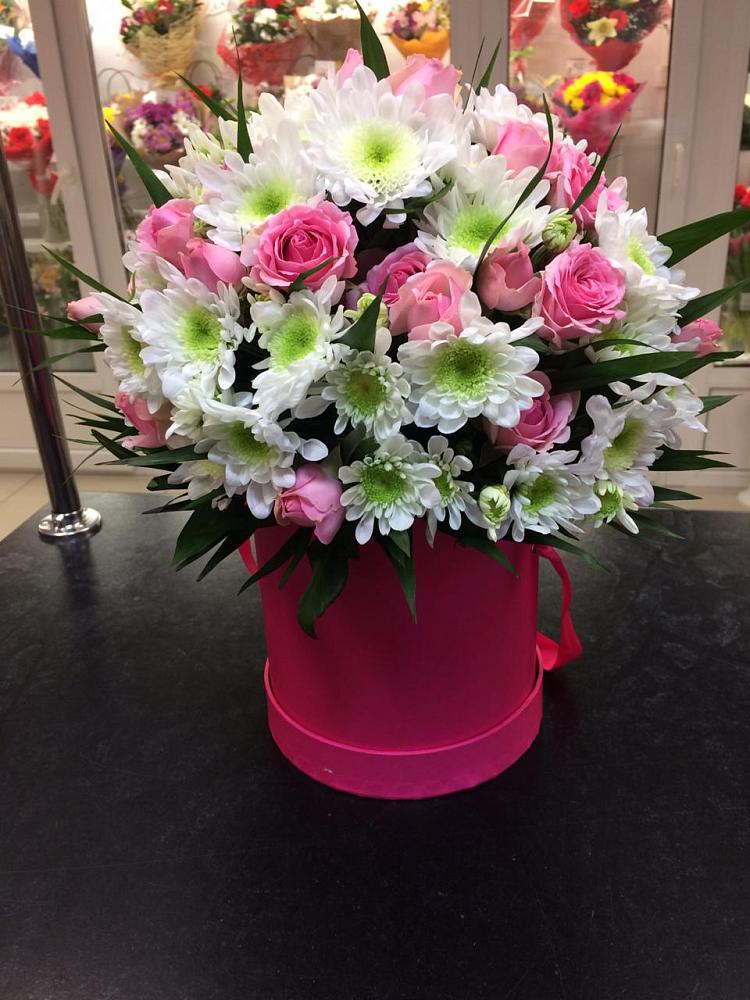 Цветочная композиция из Розы и Хризантемы в шляпной коробке в Виноградном