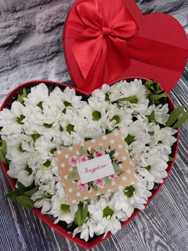 Цветочная композиция из Хризантемы в виде сердца в Виноградном