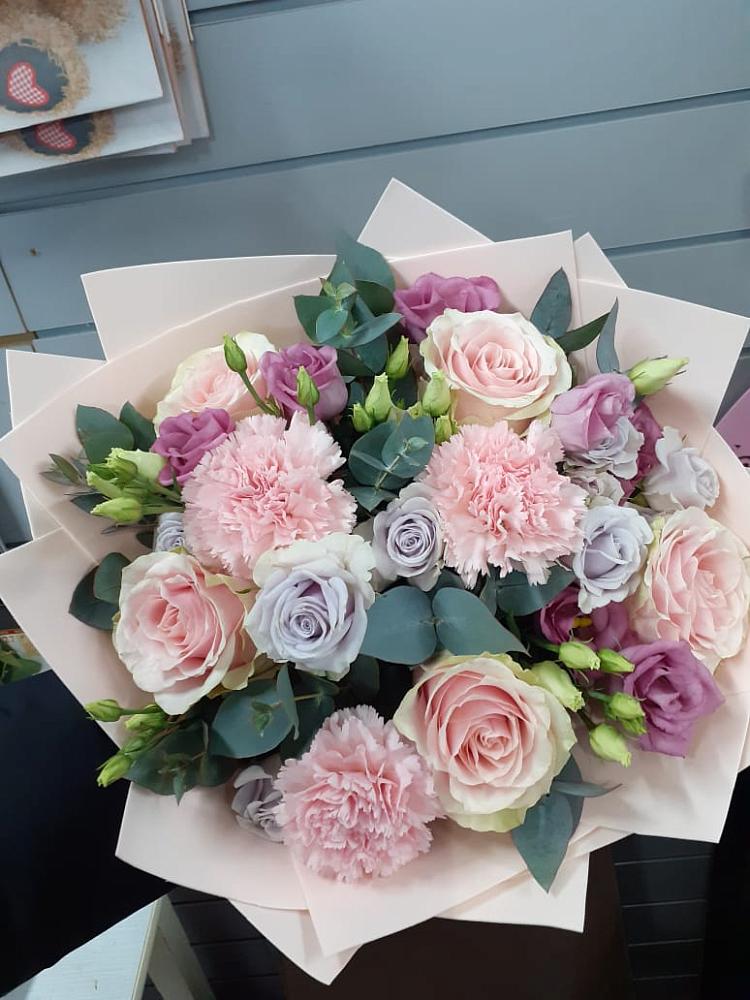 Букет цветов из: Розы, Гвоздики и Лизиантусы в Виноградном